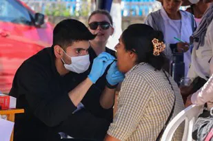 TouroCOM student applies oral flouride treatment in Peru.