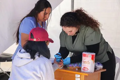 TouroCOM medical students provide treatment in Peru.