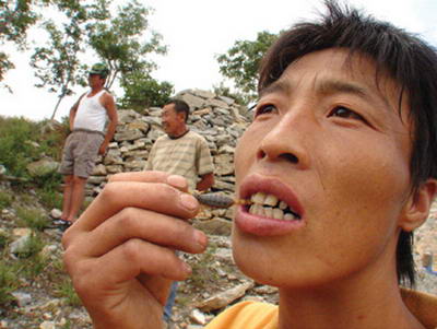 eat-live-scorpion.jpg