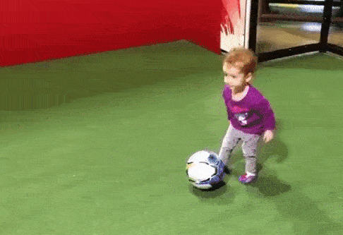 Удар мячом ребенку. Ребенок пинает мяч. Подскакивающий мяч гиф. Анимированные футбольные мячи. Мячом в ребенка gif.