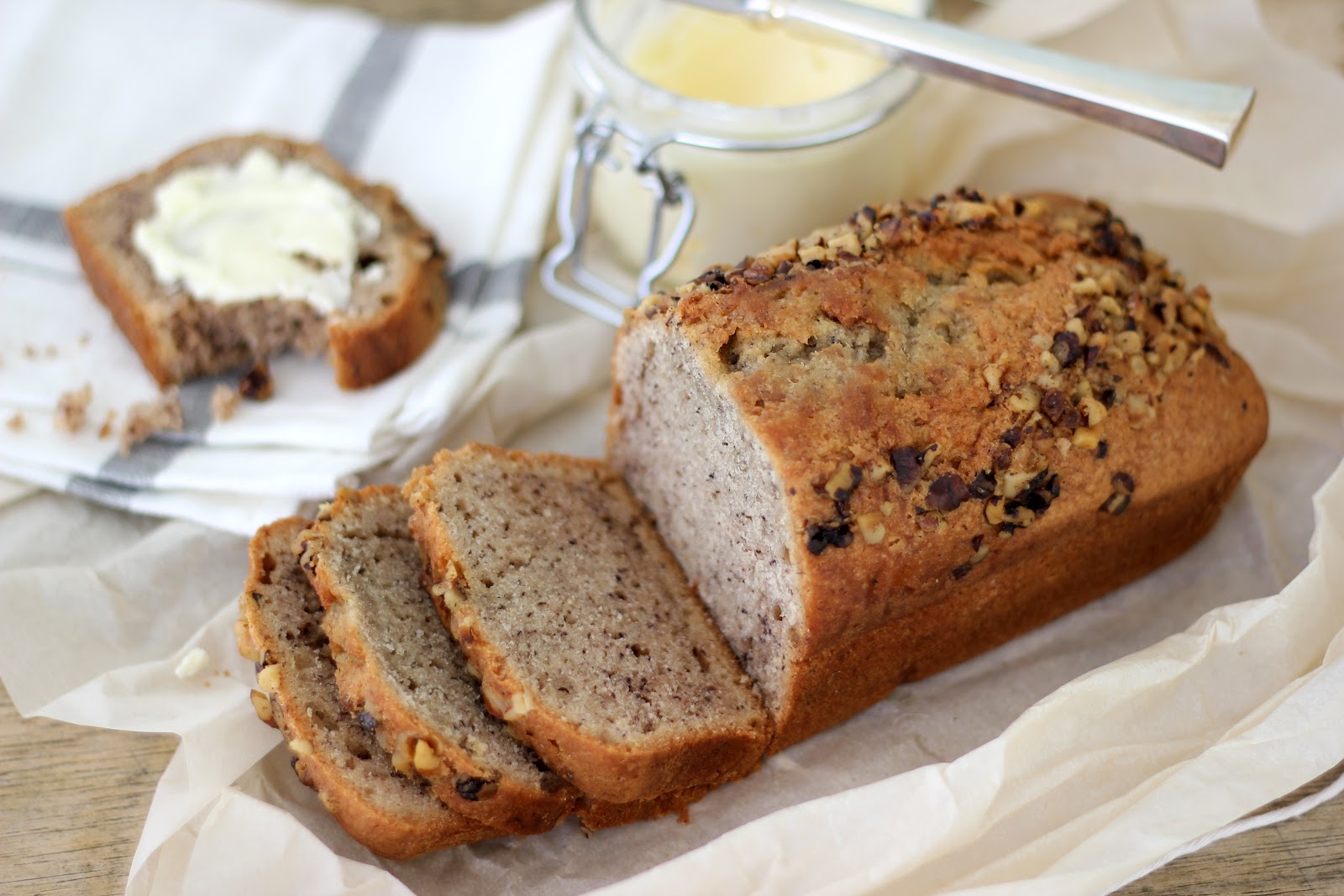 Рецепты хлеба с орехами. Хлеб с медом и орехами. Хлеб с грецким орехом. Ржаной хлеб с медом. Оригинальный хлеб с орехами.