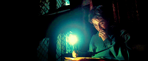 harry-reads-by-wandlight.gif